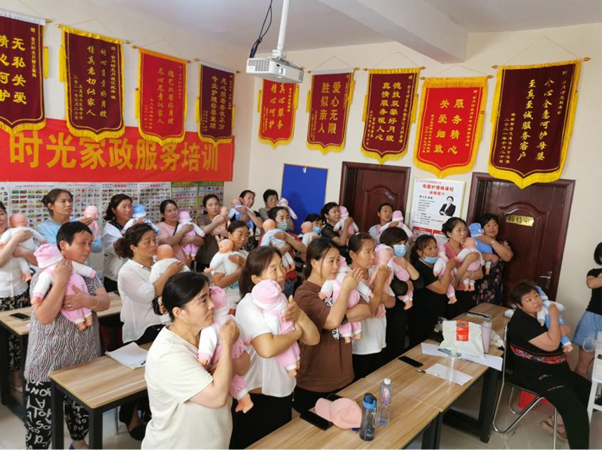 大名县开展家政服务技能培训。 田亚南摄