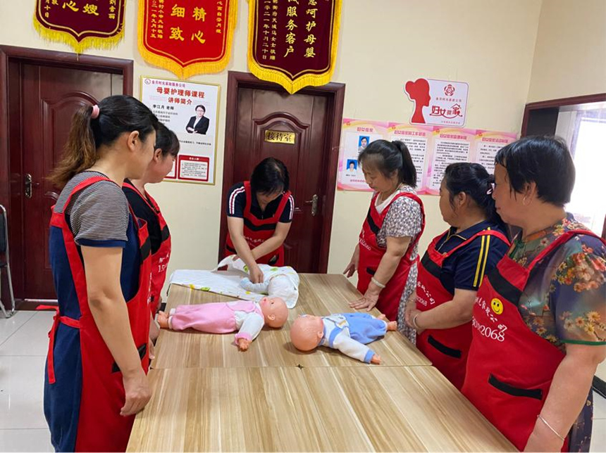 家政培訓師講解母嬰護理知識。 田亞南攝