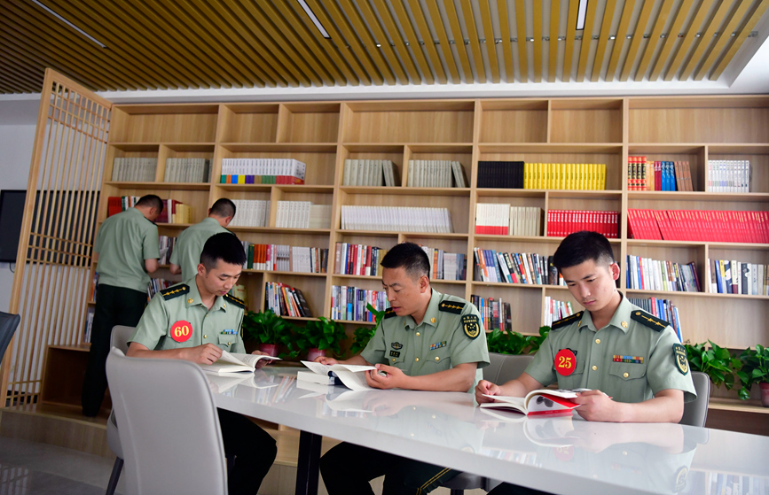 学习提高。 魏昶昊摄