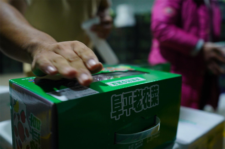 村民为阜平“老农菜”时令组合张贴菜品标识等。 李秀芹摄