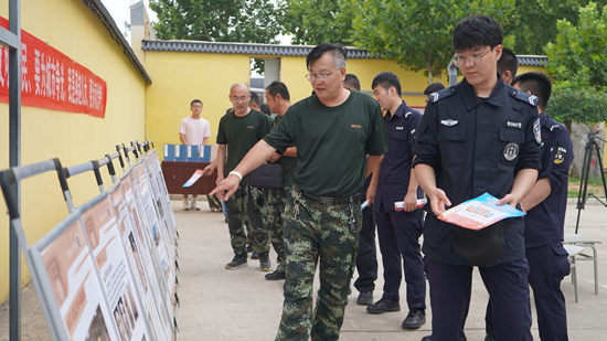 公安特警和退役军人观看曲阳县地方文献展板。 马芊芊摄