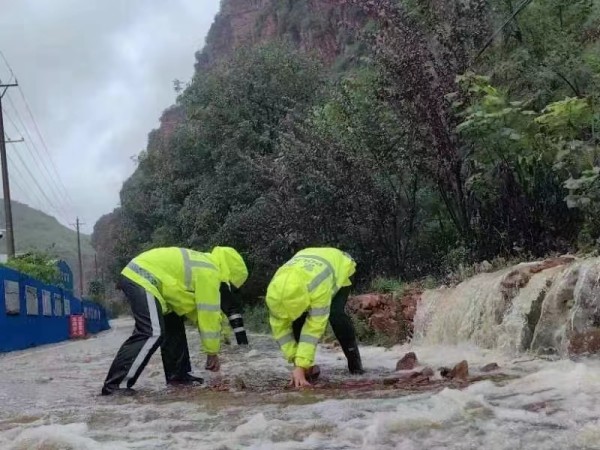 邯鄲武安大隊民警清理路上的落石。 河北省公安交管局供圖