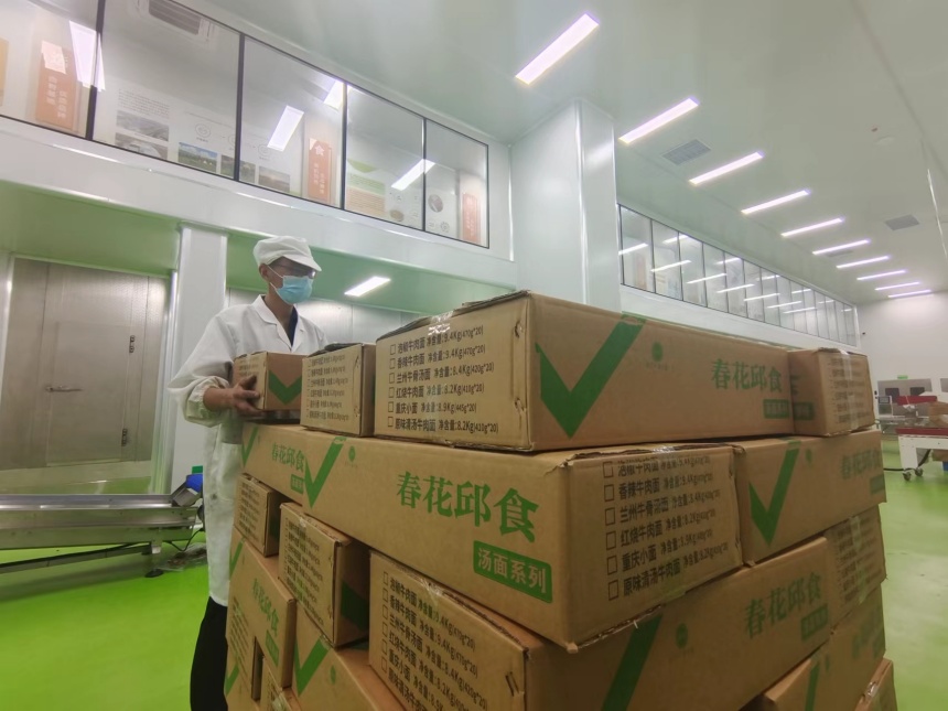 在河北康远清真食品股份有限公司包装车间，工人正在将产品装箱堆放。 胡晓辉摄