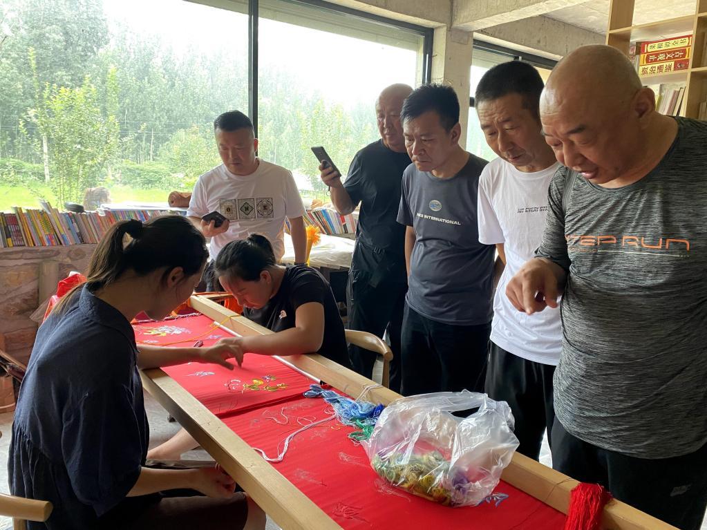 退役军人在唐梅非遗馆参观学习京绣非遗技艺。 张梦璇摄