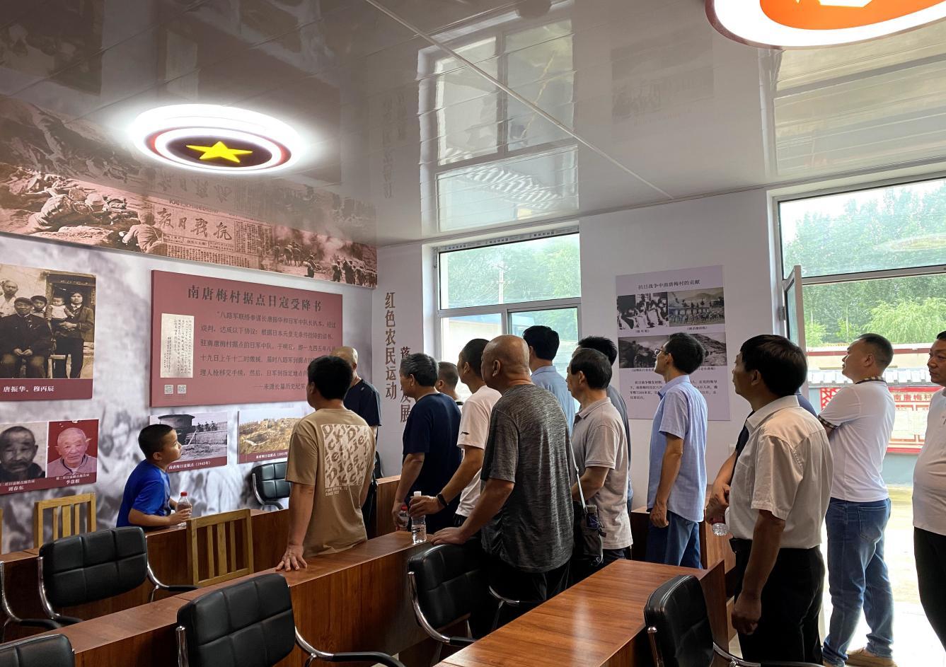 退役军人到南唐梅村红色阵地学习参观。 张梦璇摄