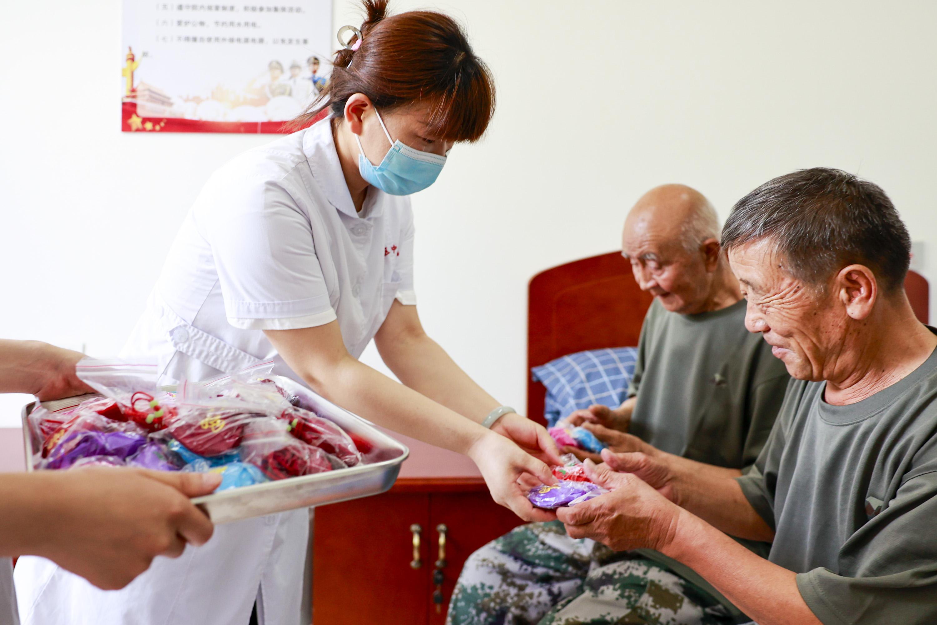 河北省唐山市丰南区中医医院医务人员为光荣院的老人赠送中药香囊。 孟东红摄