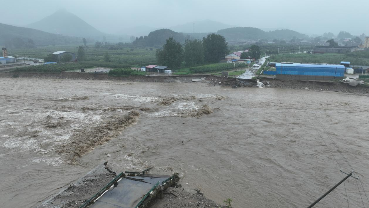 被强降雨冲断的易县独乐乡独乐大桥。 王斌摄