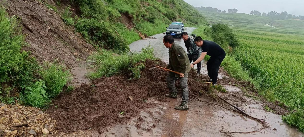 东团堡乡镇工作人员正在清理道路。 涞源县委宣传部供图