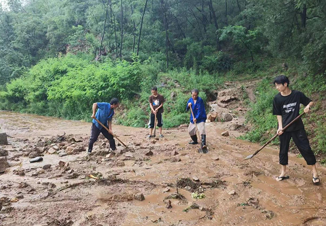 王安镇乡镇工作人员正在清理道路。 涞源县委宣传部供图