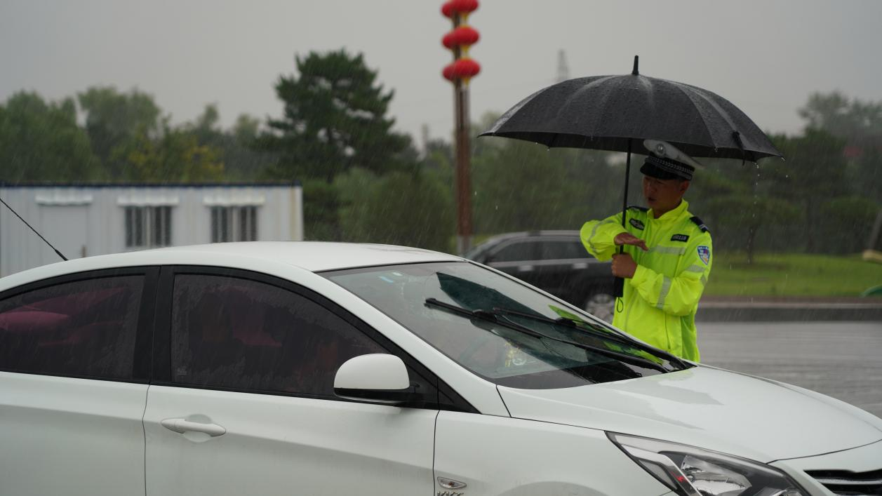 交警雨中执勤。 涞源县委宣传部供图