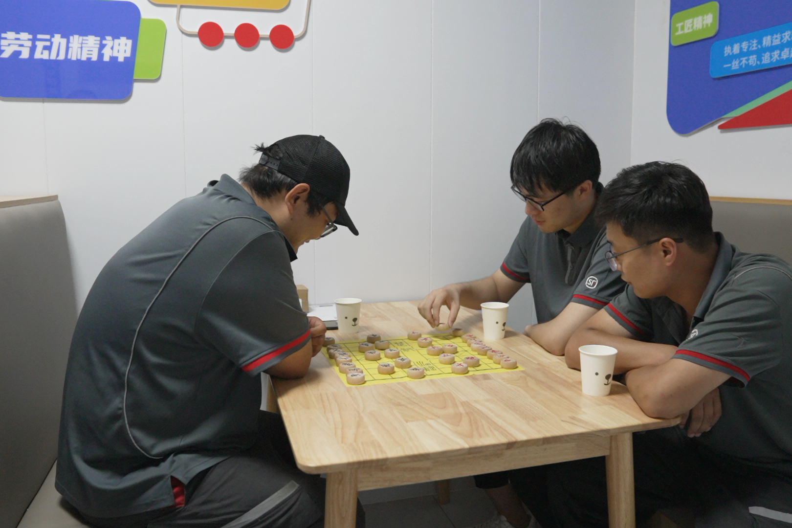 快递派送员在桥西区劳动者服务空间喝水休憩。 李凯摄