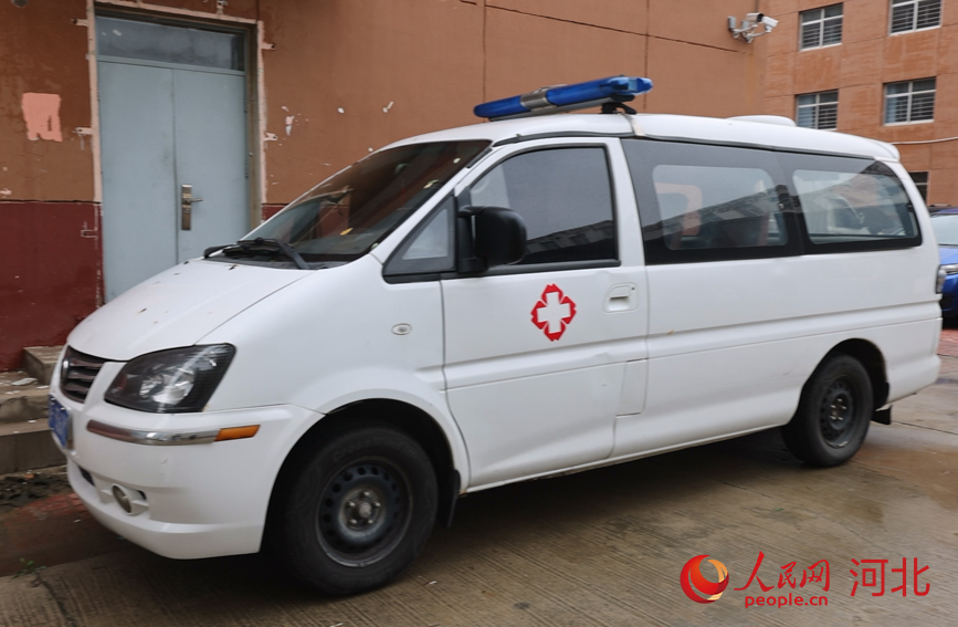停放在高碑店市第三中学安置点的救护车。 戴泽鑫摄