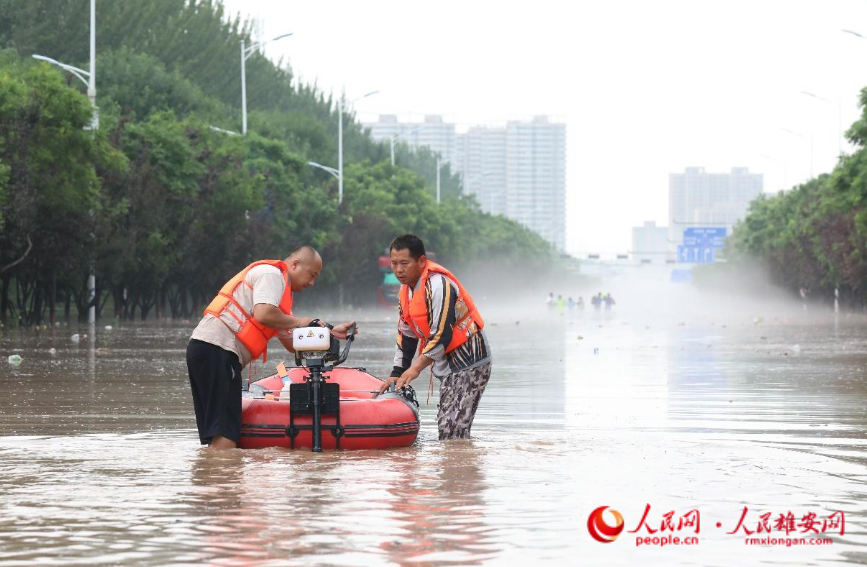 涿州市腾飞大街,救援人员正在准备冲锋舟。 人民网 李兆民摄