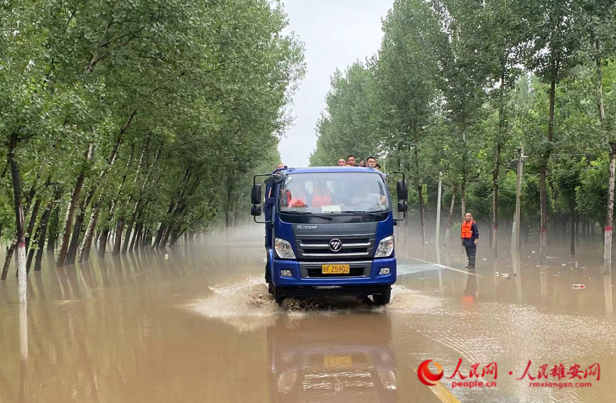 8月1日傍晚，救援人员在转移涿州市刁窝镇受灾群众。 人民网 宋烨文摄