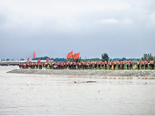 7月31日，邢台市南和区民兵应急抢险分队和武警官兵一道在南澧河大堤上固堤排险。 河北日报通讯员 刘立国摄