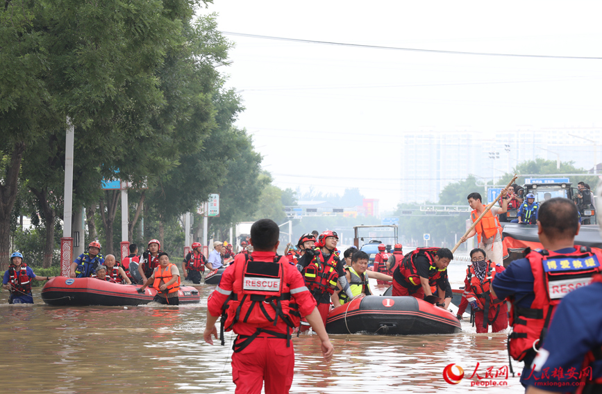 河北省涿州市西侧107国道，救援队伍正在救援被困群众。 宋烨文摄
