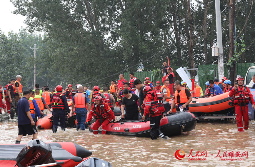 河北省涿州市西側107國道，救援隊伍正在救援被困群眾。 宋燁文攝