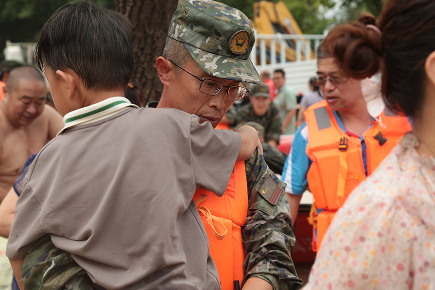 武警河北总队官兵紧急驰援涿州转移搜救被困群众，图为救援现场。 江腾摄