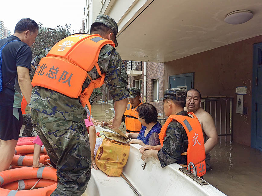 武警河北总队官兵紧急驰援涿州转移搜救被困群众，图为救援现场。蒋龙华摄