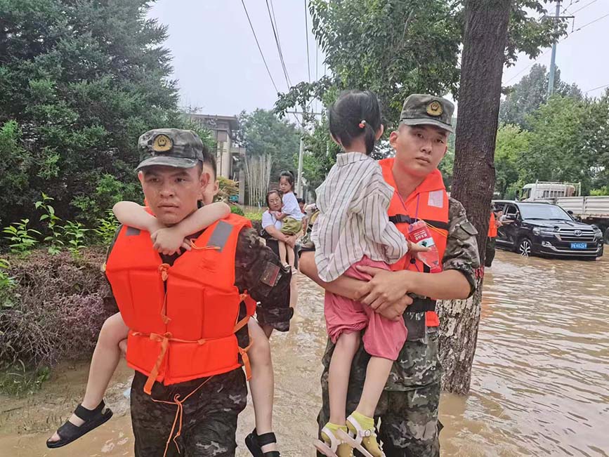武警河北总队官兵紧急驰援涿州转移搜救被困群众，图为救援现场。 江腾摄