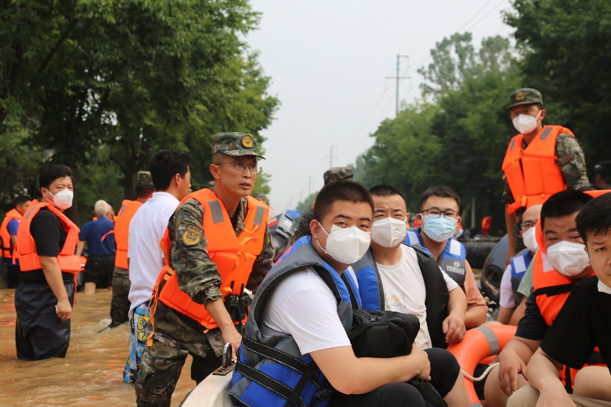 武警河北总队官兵紧急驰援涿州转移搜救被困群众，图为救援现场。蒋龙华摄