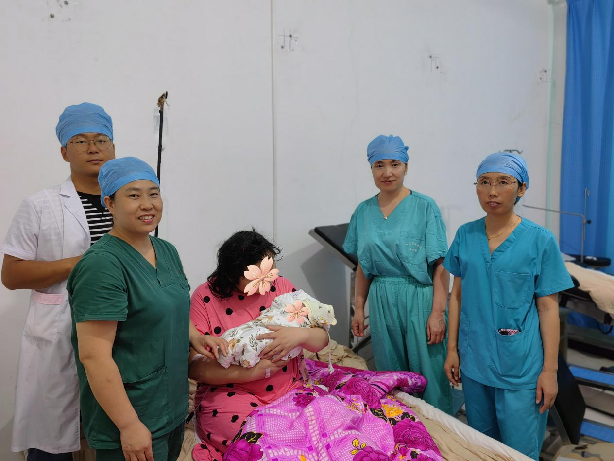8月2日12時41分，在醫護救治小組嚴密監護下，女嬰順產，母女平安。 李榮榮攝