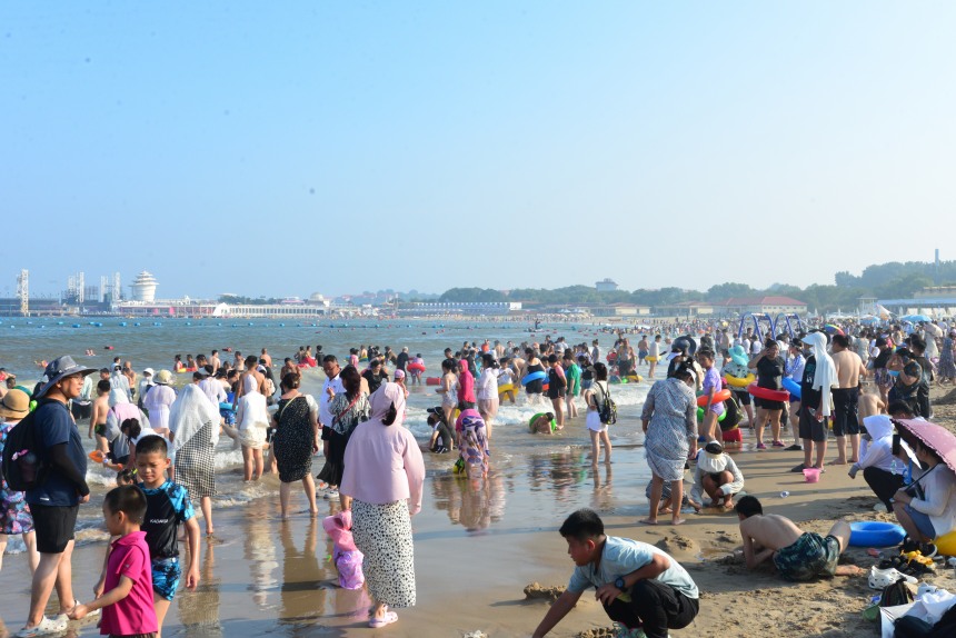 観光客は海辺で遊んでいる。呉宇濤撮影 