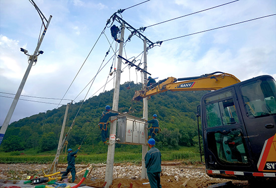 國網平山縣供電公司搶修人員對10千伏木廠線木廠村變壓器進行更換。 霍曉娟攝