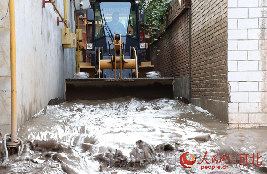 8月5日，涿州市大石桥村清淤工作现场。 人民网 戴泽鑫摄