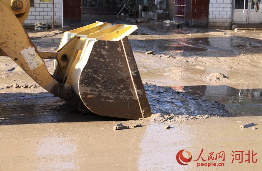 8月5日，涿州市大石桥村清淤工作现场。 人民网 戴泽鑫摄