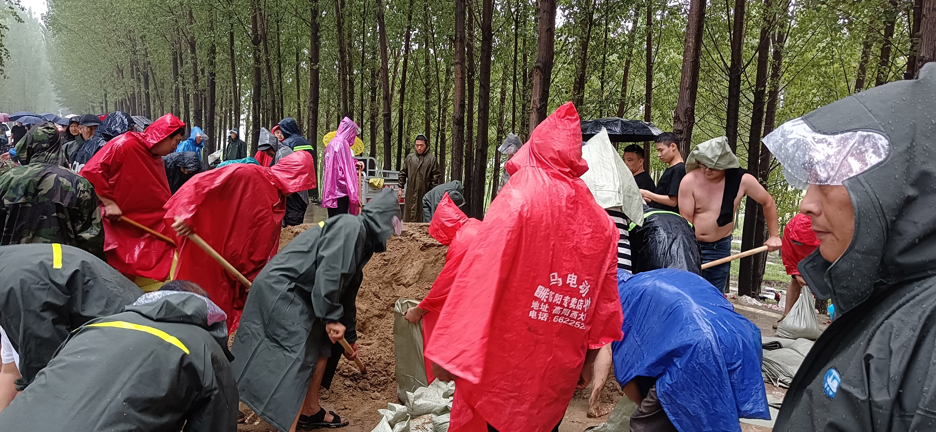 河北省高阳县干群合力抢险封堵决口现场。 高阳县蒲口镇政府供图