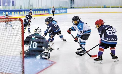 7月18日至7月25日，第三屆中國青少年冰球聯賽秦皇島賽區比賽在秦旅冠軍冰場進行。圖為比賽現場。 河北日報通訊員 曹建雄攝