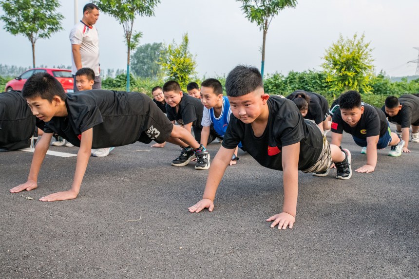 孩子们进行俯卧撑训练。 芦建勇摄