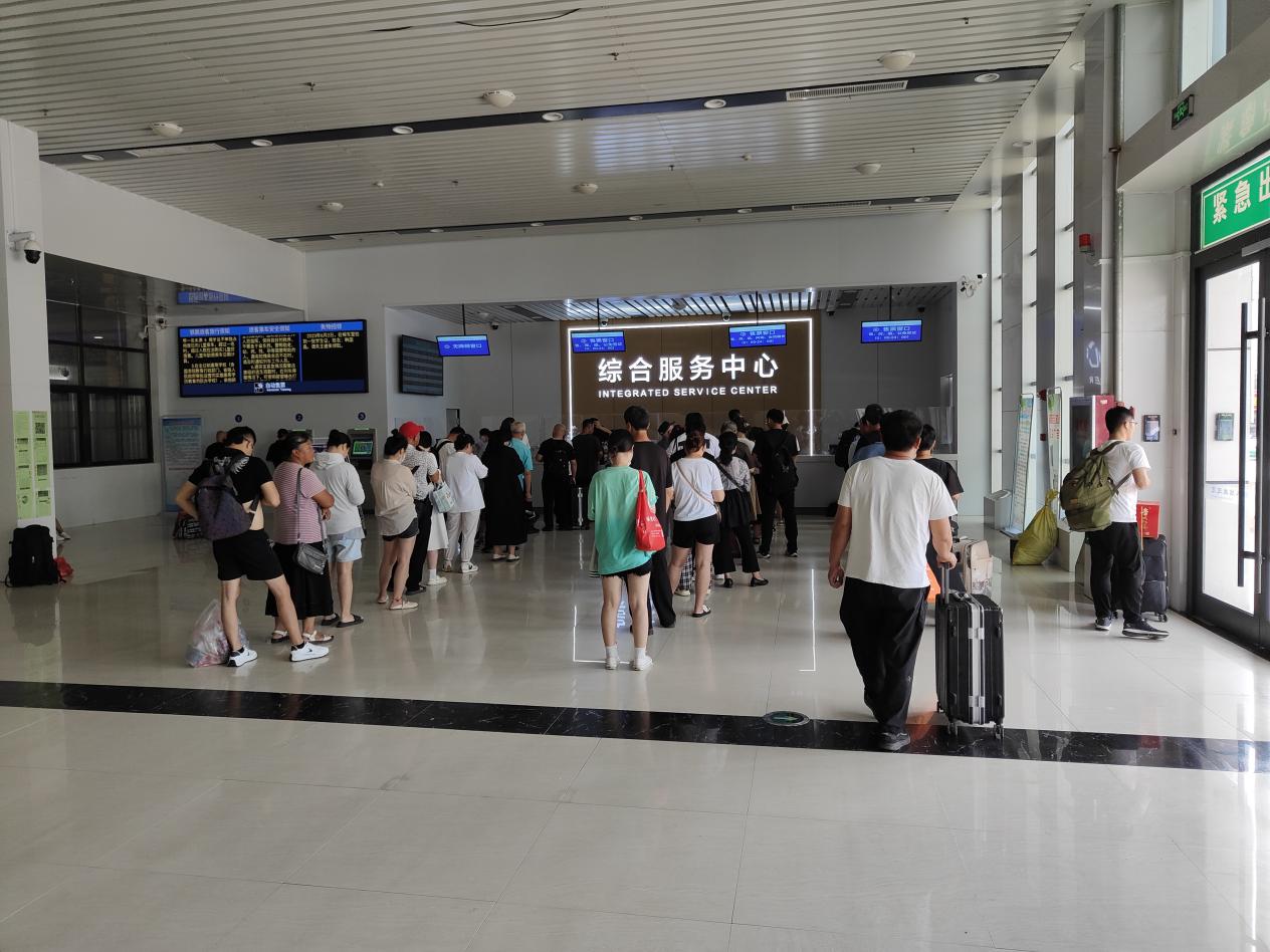 衡水北站在为旅客办理退票。 张洪宁摄