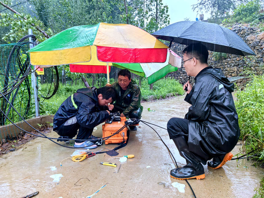 网络维护人员抢修损坏光缆。 李龙刚摄