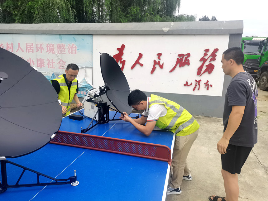 网络维护人员通过便携式背包抢修基站。 李龙刚摄