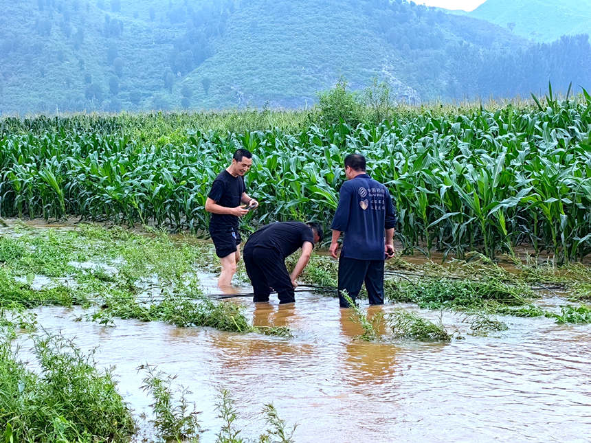 网络维护人员在水中排查损坏短点。 李龙刚摄