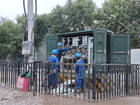 8月6日，在河北涿州市西区污水处理厂，国网沧州供电公司党员突击队对厂区内的环网柜进行清淤冲洗。 石昌豪摄