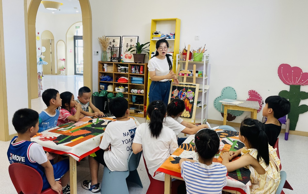 孩子们在沧州市人民医院暑期托管班里进行手工制作。 傅新春摄