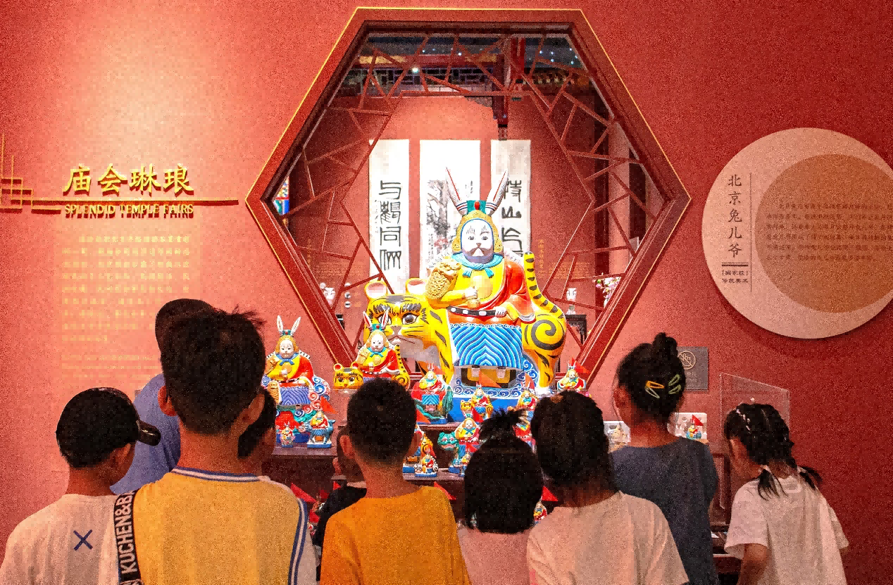 孩子们参观中国大运河非物质文化展示馆。 傅新春摄
