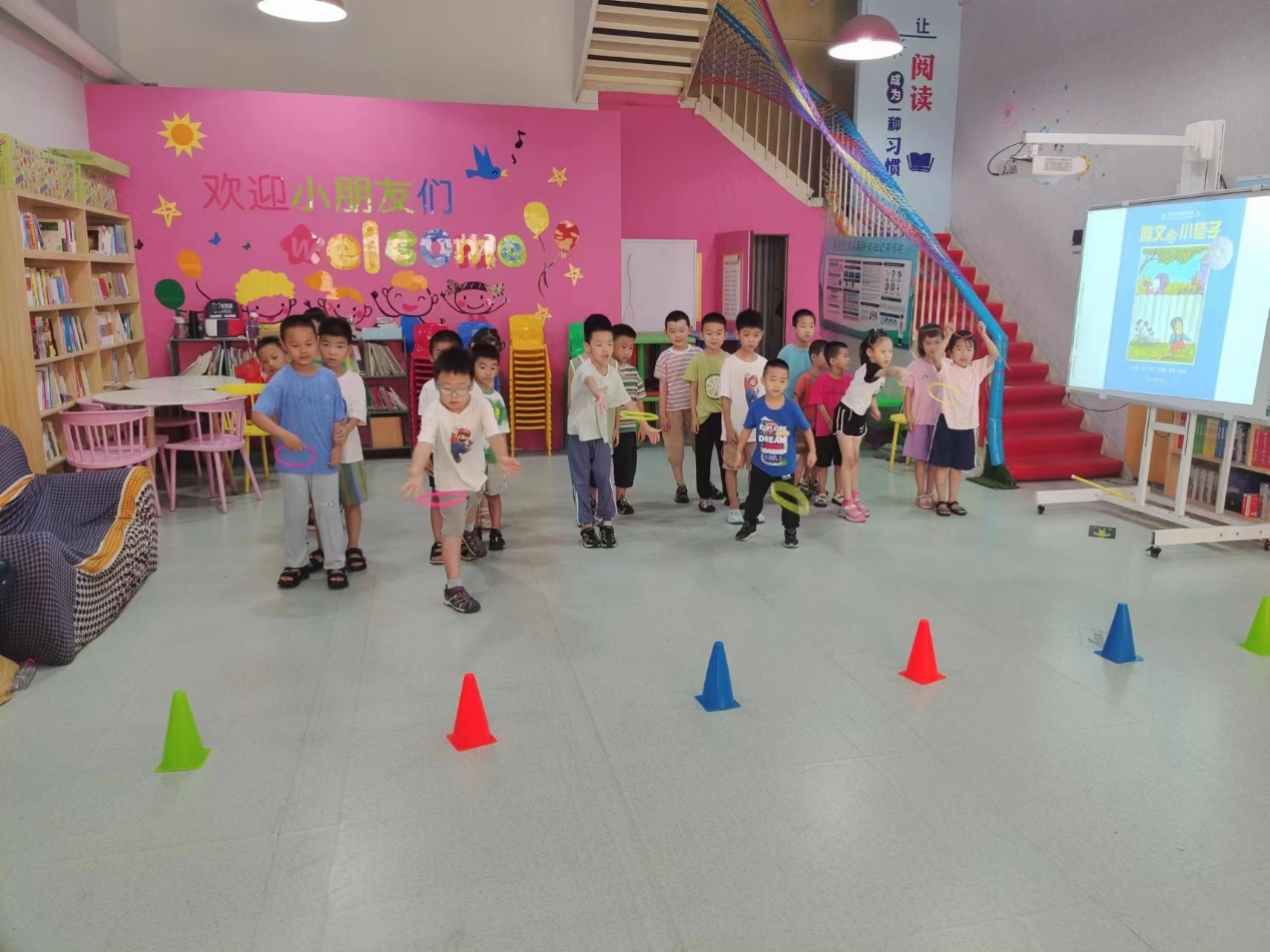 孩子们在进行游戏活动。 傅新春摄