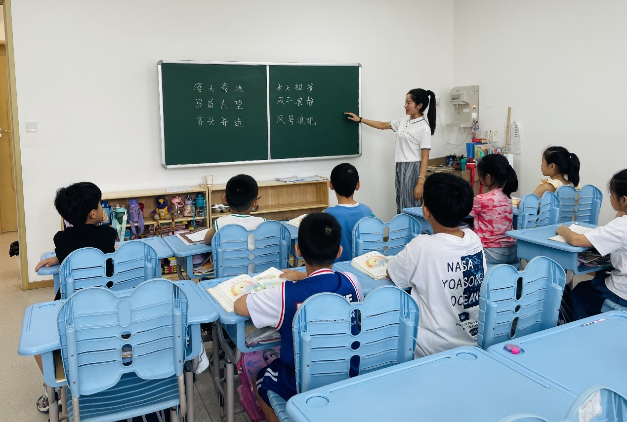 托管班的工作人员为孩子们辅导作业。 傅新春摄