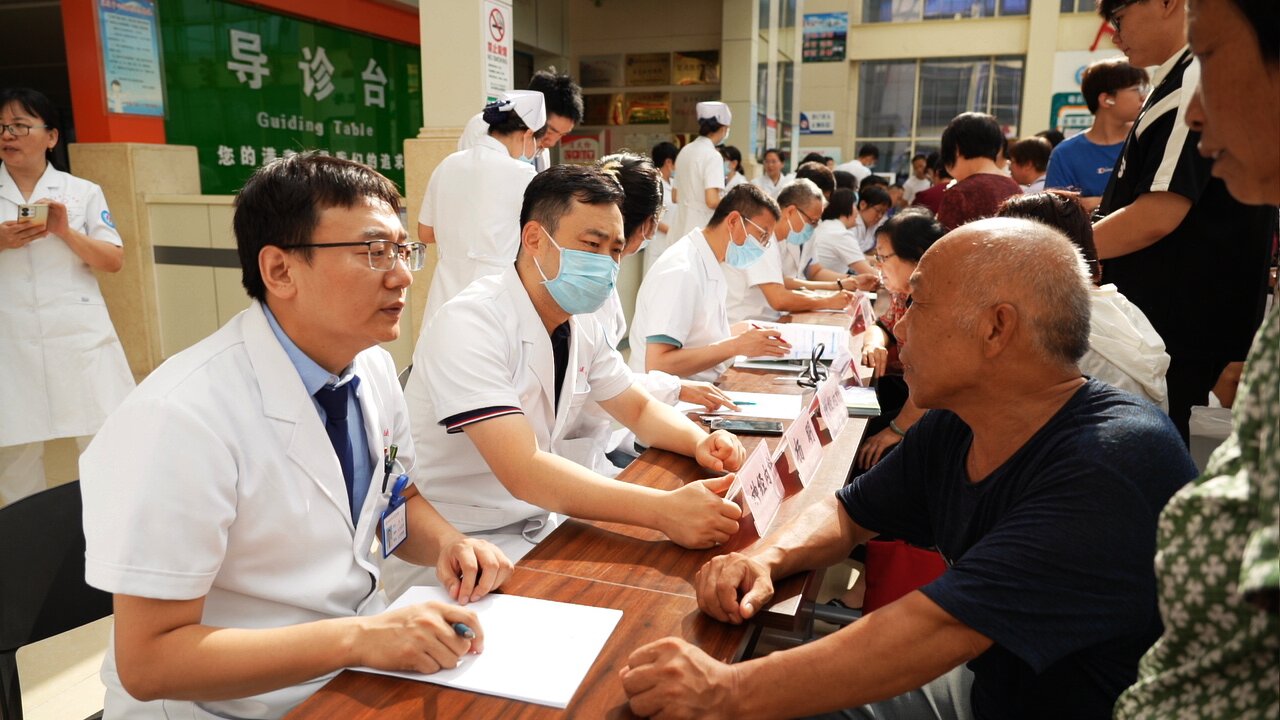 北京、天津等多家醫院的醫療專家，在遷安市人民醫院為群眾開展免費義診。