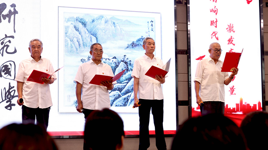 在沧州市新华区2023年党的理论知识宣讲比赛决赛现场，“银发初心宣讲团”正在进行比赛。 杨晨摄