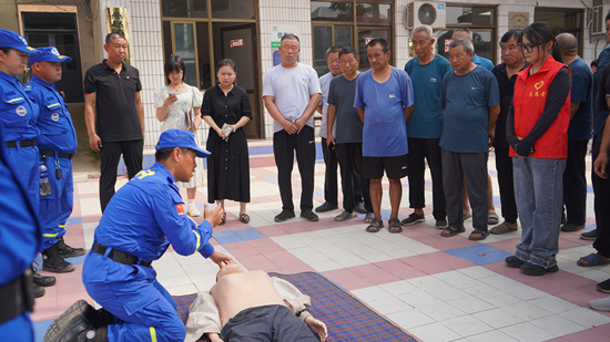 曲阳县蓝天救援队现场演示应急救护知识。 马芊芊摄