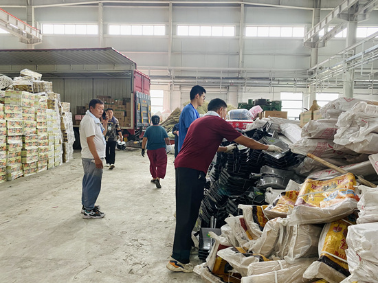 涿州市钢研物资储备点内，工作人员正在对捐赠物资进行接收登记。班静怡摄