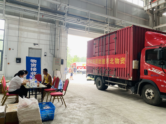 涿州市鋼研物資儲備點內，工作人員正在對捐贈物資進行接收登記。班靜怡攝