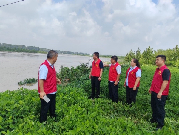 邯郸分行“张富清抗洪抢险突击队”正在进行防洪巡查。 建行河北省分行供图
