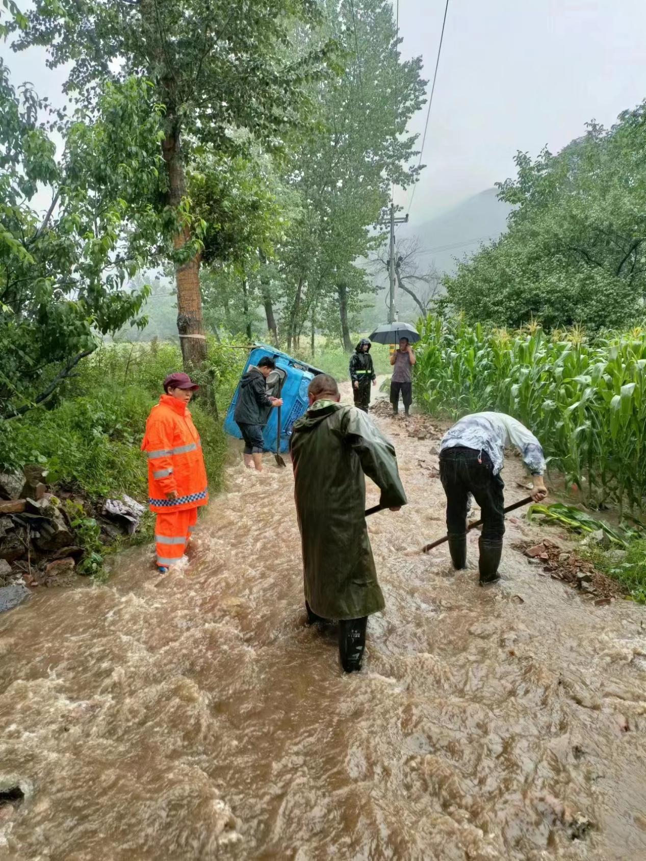 孙家泉村党员群众冒雨疏通排水渠。 涞源县委宣传部供图