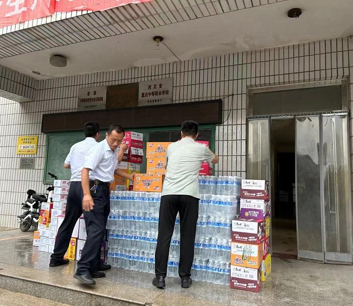 工行滄州獻縣支行連夜籌備救災物資，為安置點群眾送去生活必需品。 工行河北省分行供圖